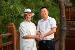 卫康与长寿老人扛起弘扬长寿文化、孝爱文化大旗！