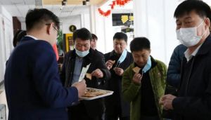 延边州委政策研究室副主任金振永莅临珲春华瑞参业调研指导