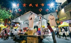 真正需要摆地摊的人，没空发朋友圈