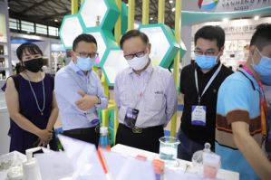 隆力奇克劳丽两款产品圈粉上海美容博览会</a>