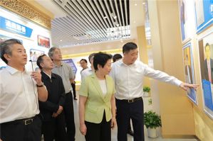 省政协主席黄莉新调研安惠公司的南通世界通商总会“有事好商量”议事室</a>