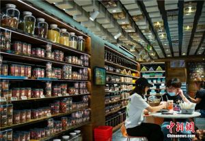 北京同仁堂老铺新态 药店“变身”咖啡馆</a>