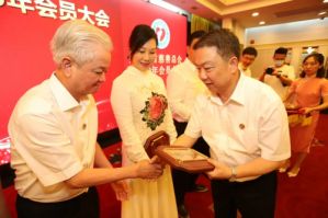 古润金当选广东省慈善总会新一届荣誉会长</a>