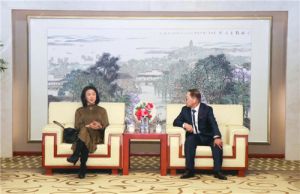 徐董等公司领导全程陪同金星一行参观隆力奇小镇</a>