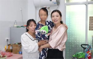 关爱暖人心 绿之韵公益基金会慰问烫伤儿童