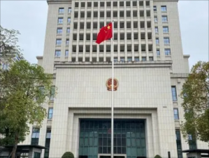 重庆一专精特新企业被指涉传销，一审庭审结束后法院裁定中止审理