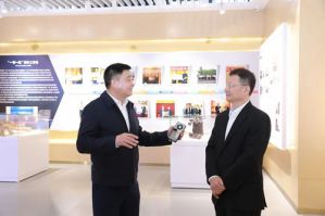 中国食品土畜进出口商会会长曹德荣走访安惠