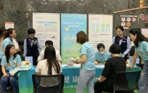如新（中国）走进广州东山广场，为白领送健康礼包及健康服务
