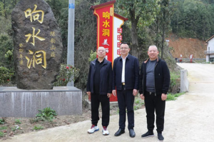 益阳市人大常委会副主任参观调研“绿韵书屋”